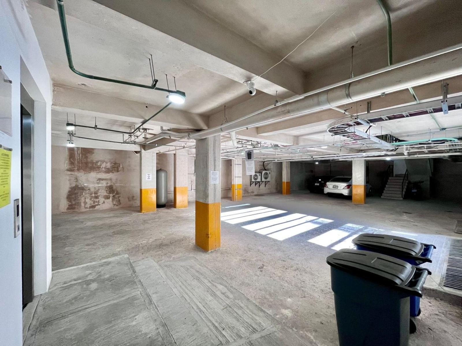 1 Bd Location! Gym, Pool *